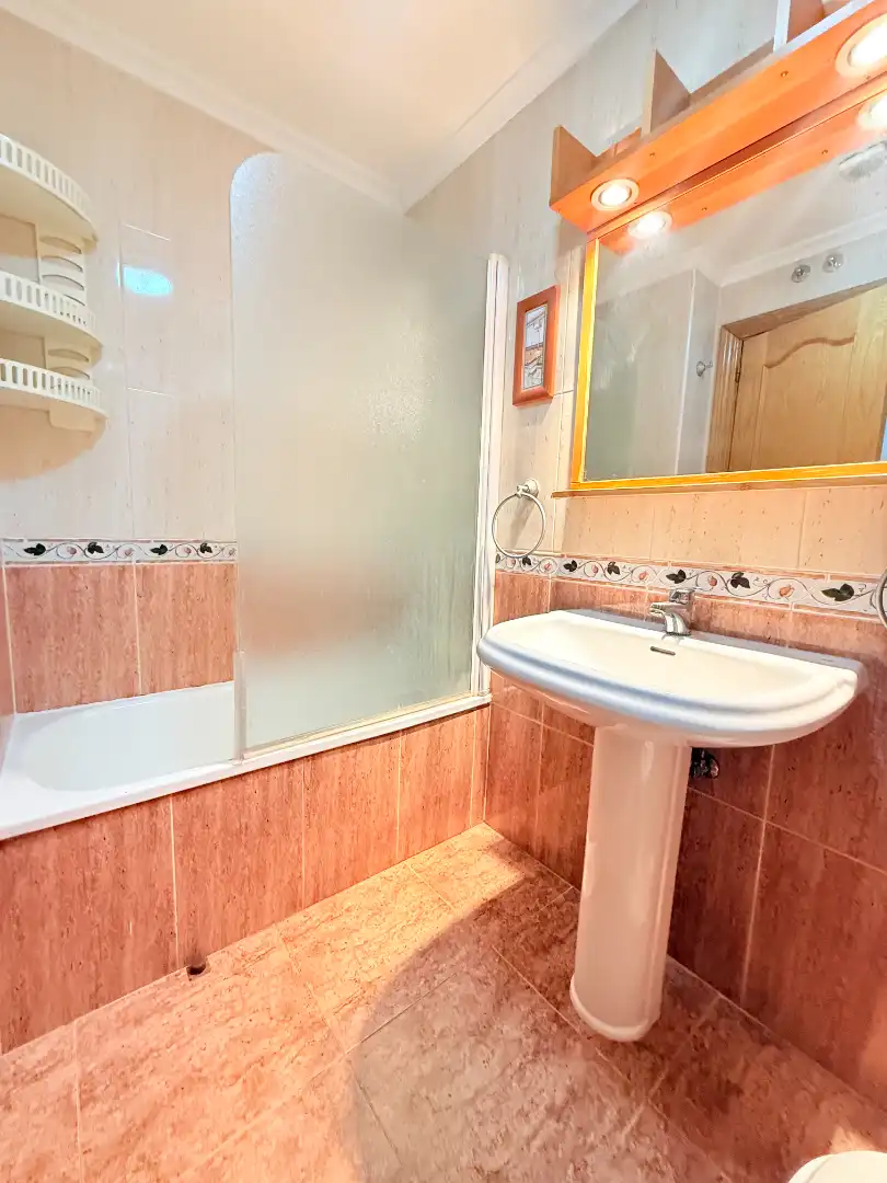 Badezimmer von Wohnung zur Miete in Madrid mit Heizung, Möbliert und Waschmaschine