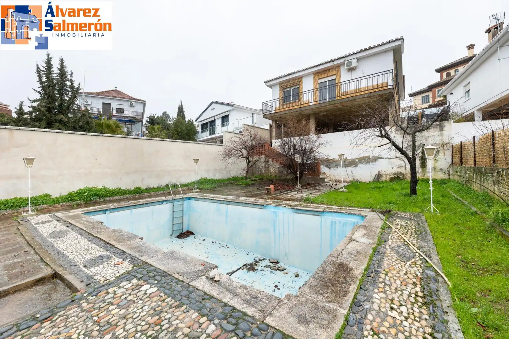Schwimmbecken von Haus oder Chalet zum Verkauf in Huétor Vega mit Abstellraum und Schwimmbad
