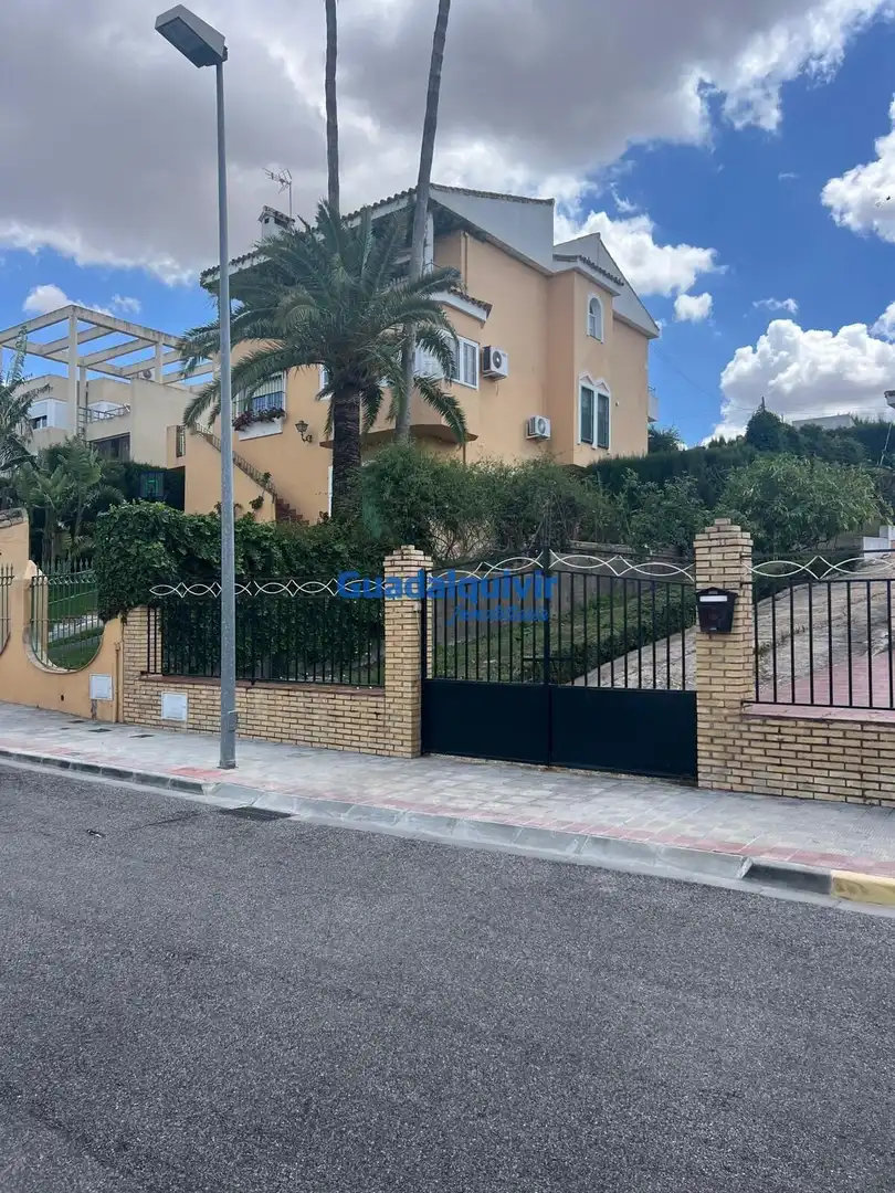 Vista exterior de Casa o xalet en venda en Dos Hermanas amb Aire condicionat, Jardí privat i Terrassa