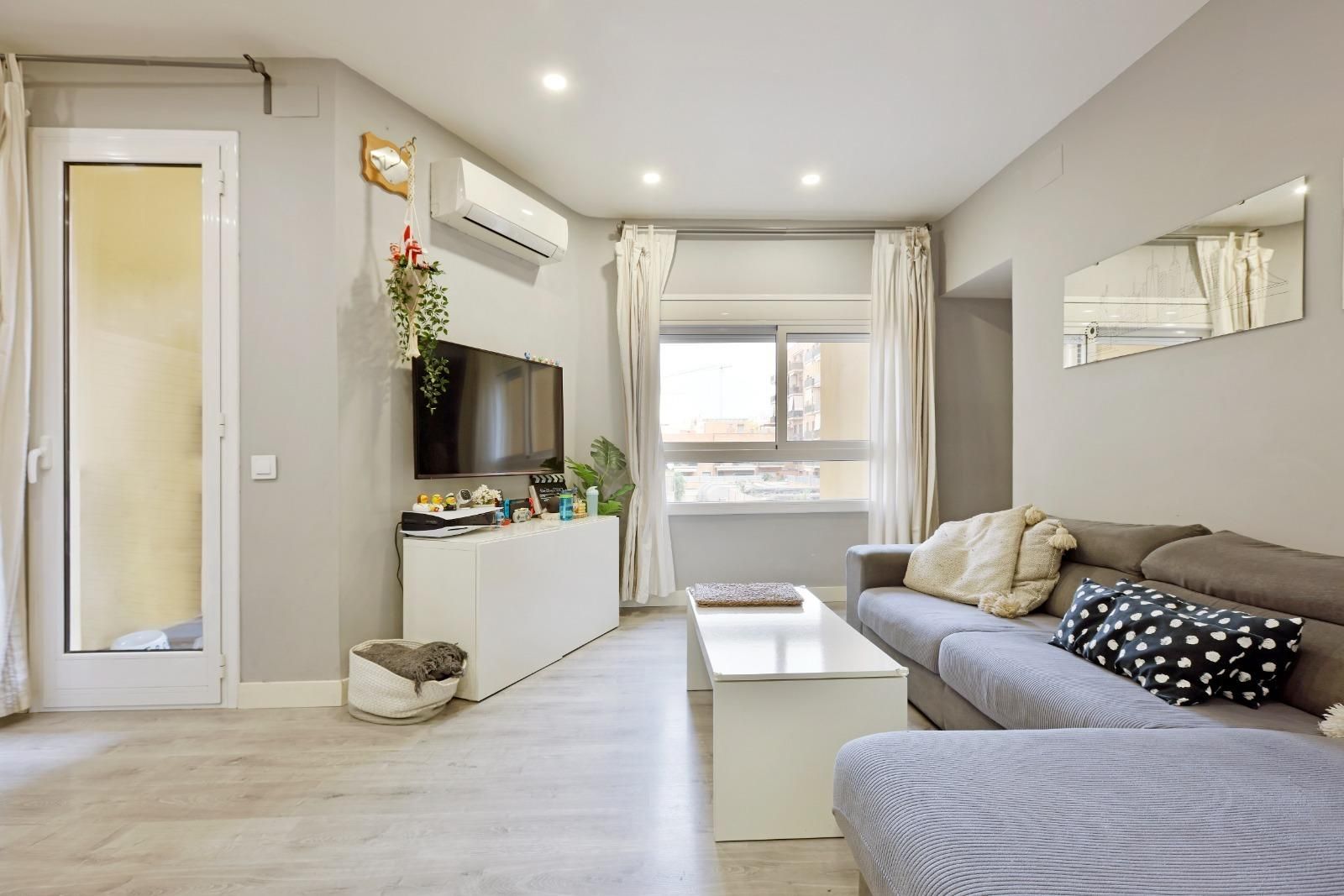 Living room of Flat for sale in  Barcelona Capital  with Parquet flooring