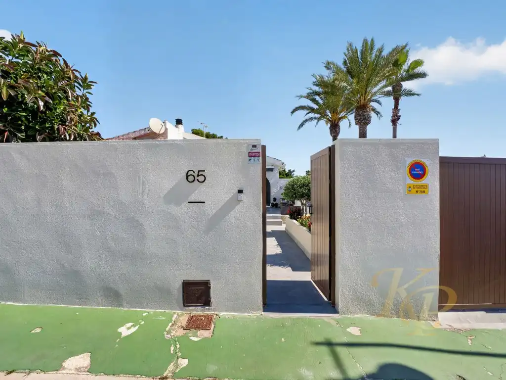 Vista exterior de Casa o xalet en venda en Torrevieja amb Aire condicionat, Moblat i Forn