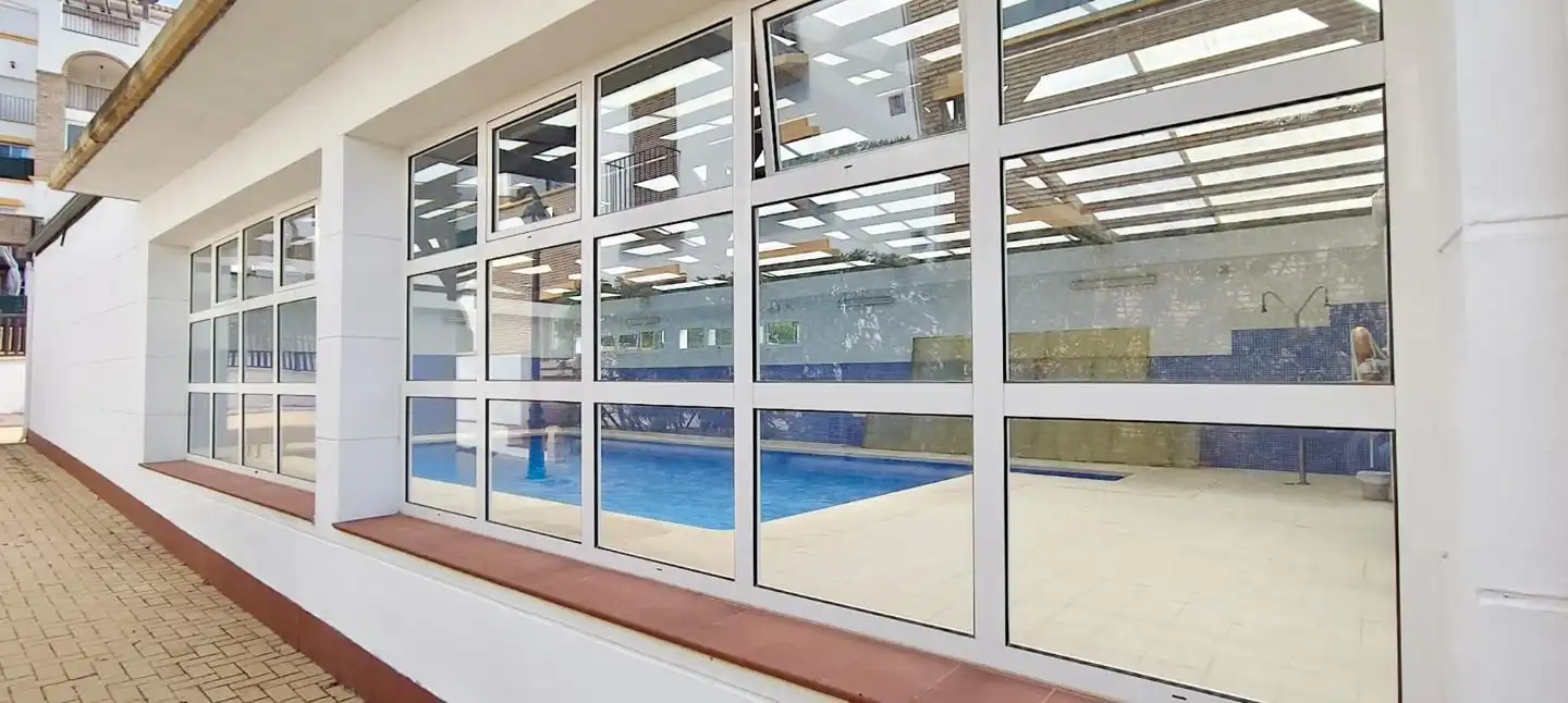 Schwimmbecken von Wohnungen zur Miete in Las Salinas