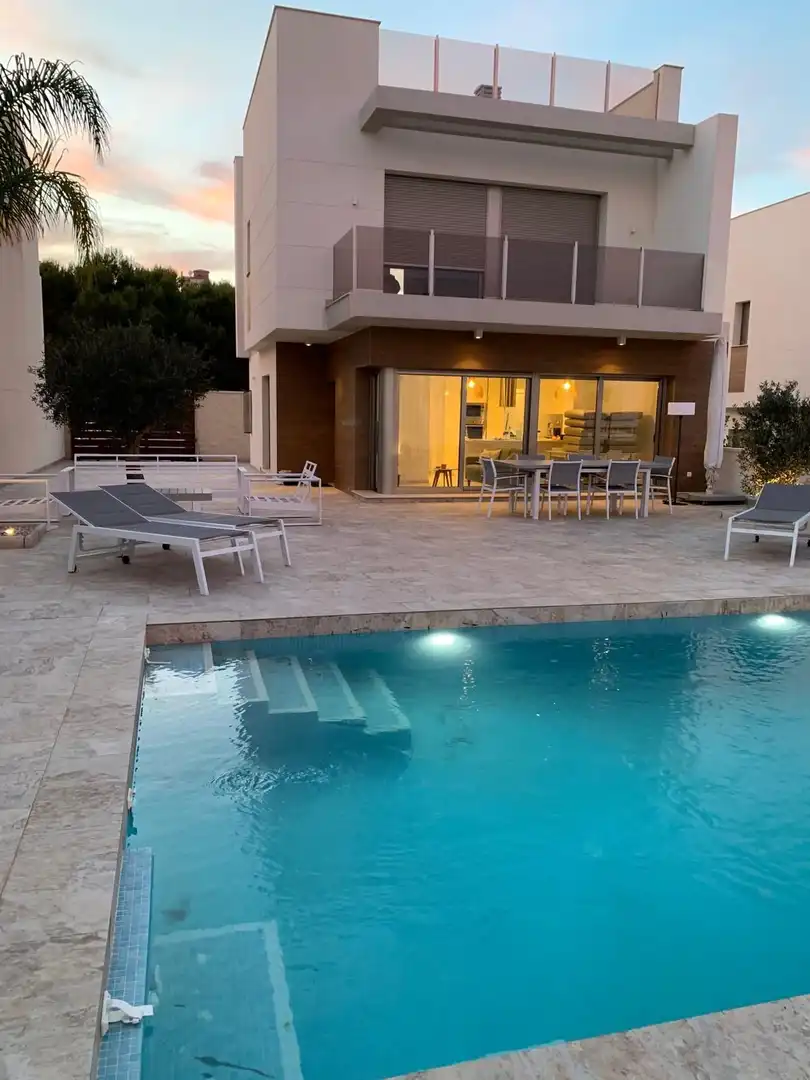 Piscina de Casa o chalet de alquiler en San Miguel de Salinas con Aire acondicionado, Calefacción y Jardín privado