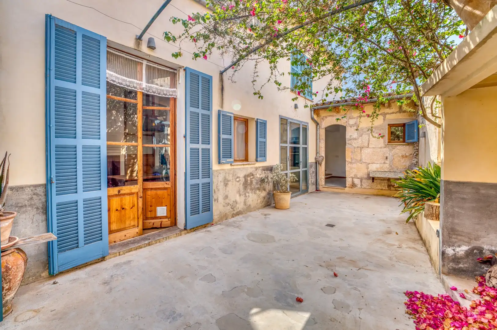 Vista exterior de Casa o xalet en venda en Petra amb Aire condicionat, Terrassa i Traster