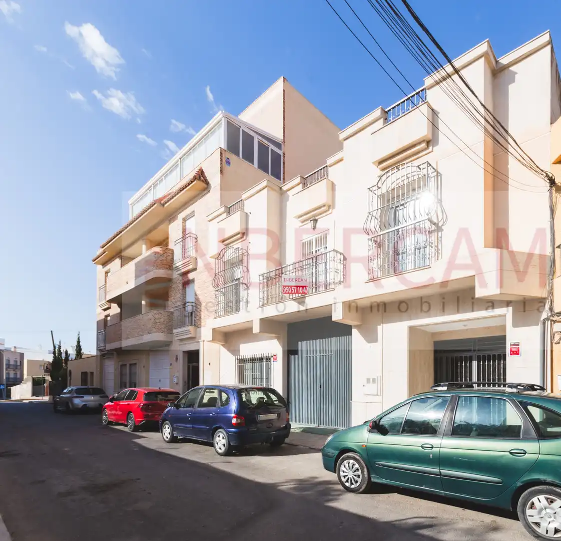 Außenansicht von Einfamilien-Reihenhaus zum Verkauf in El Ejido mit Privatgarten, Terrasse und Balkon