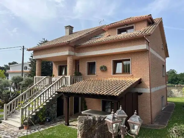 Vista exterior de Casa o xalet en venda en A Guarda   amb Calefacció, Jardí privat i Parquet