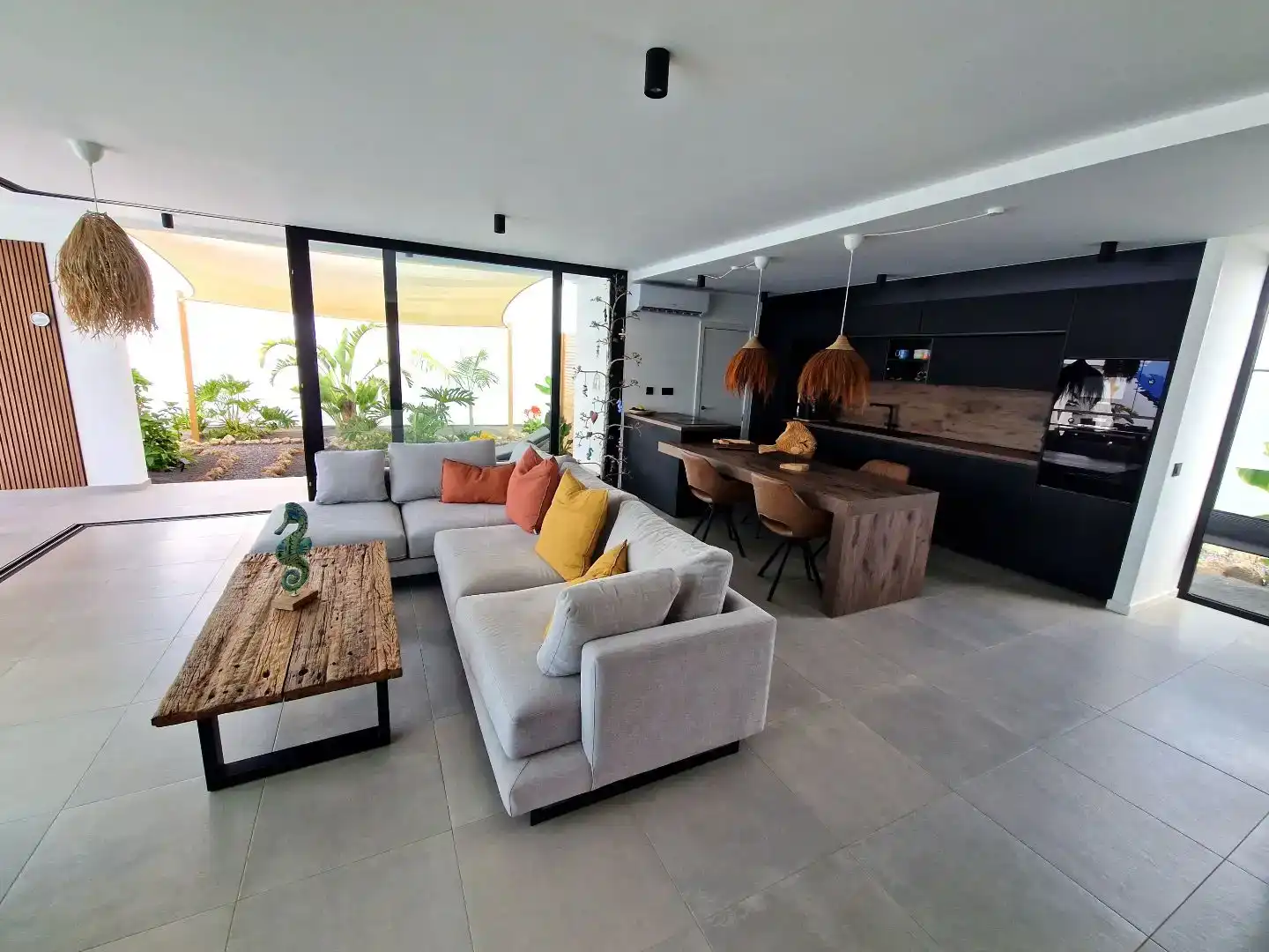 Wohnzimmer von Wohnung zum Verkauf in La Oliva mit Klimaanlage, Privatgarten und Schwimmbad