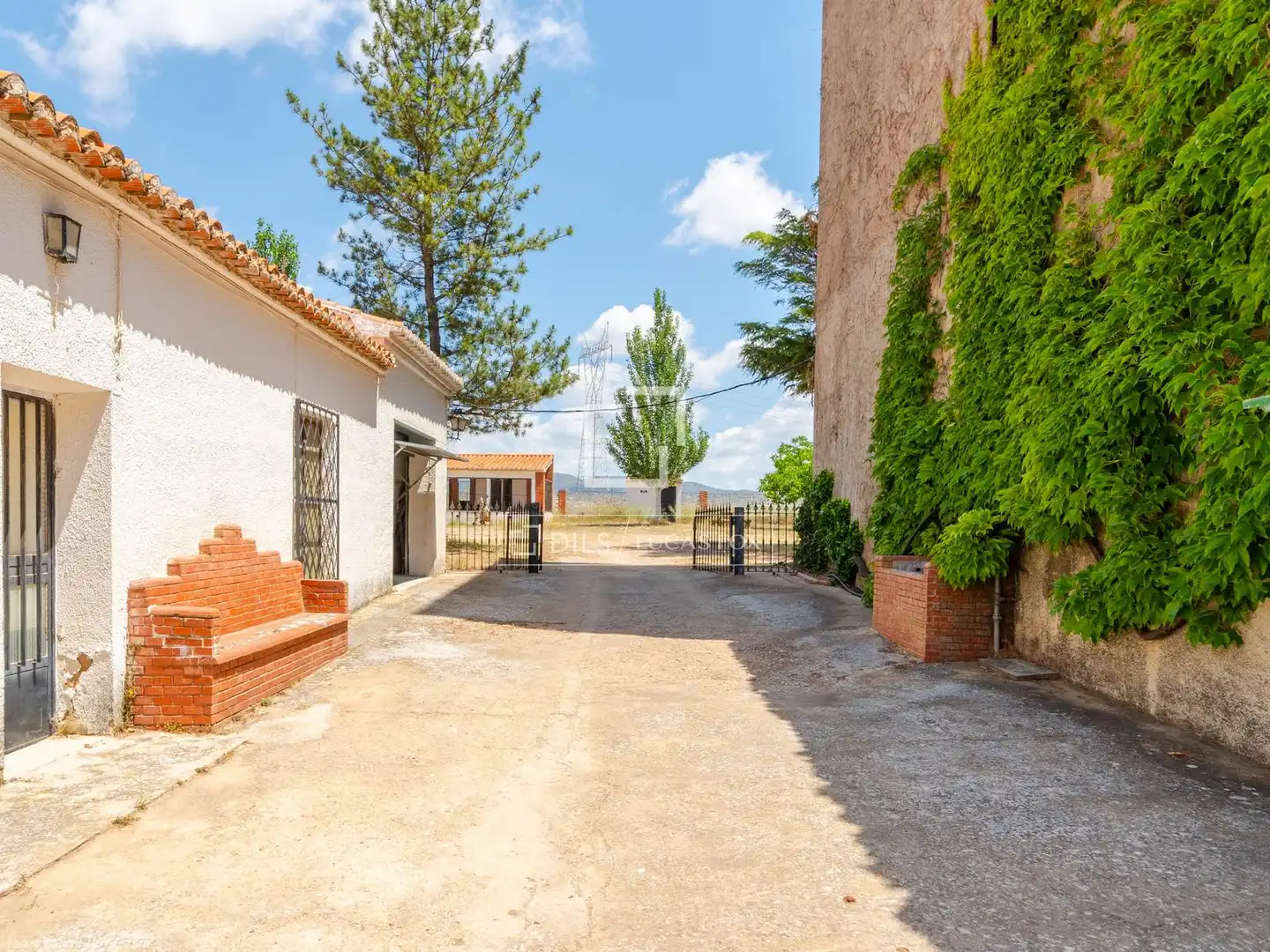 Vista exterior de Finca rústica en venda en Requena amb Calefacció, Jardí privat i Terrassa