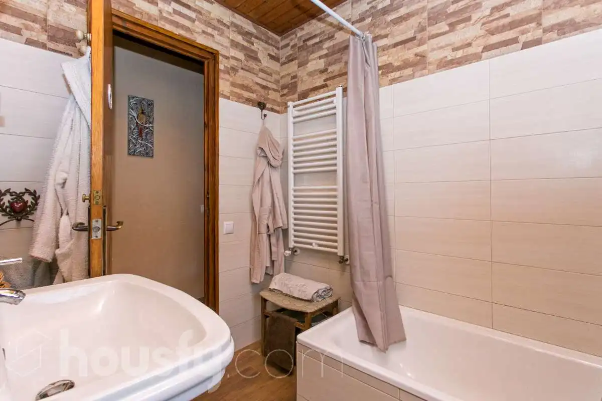 Bathroom of Flat for sale in Alp  with Air Conditioner, Heating and Terrace