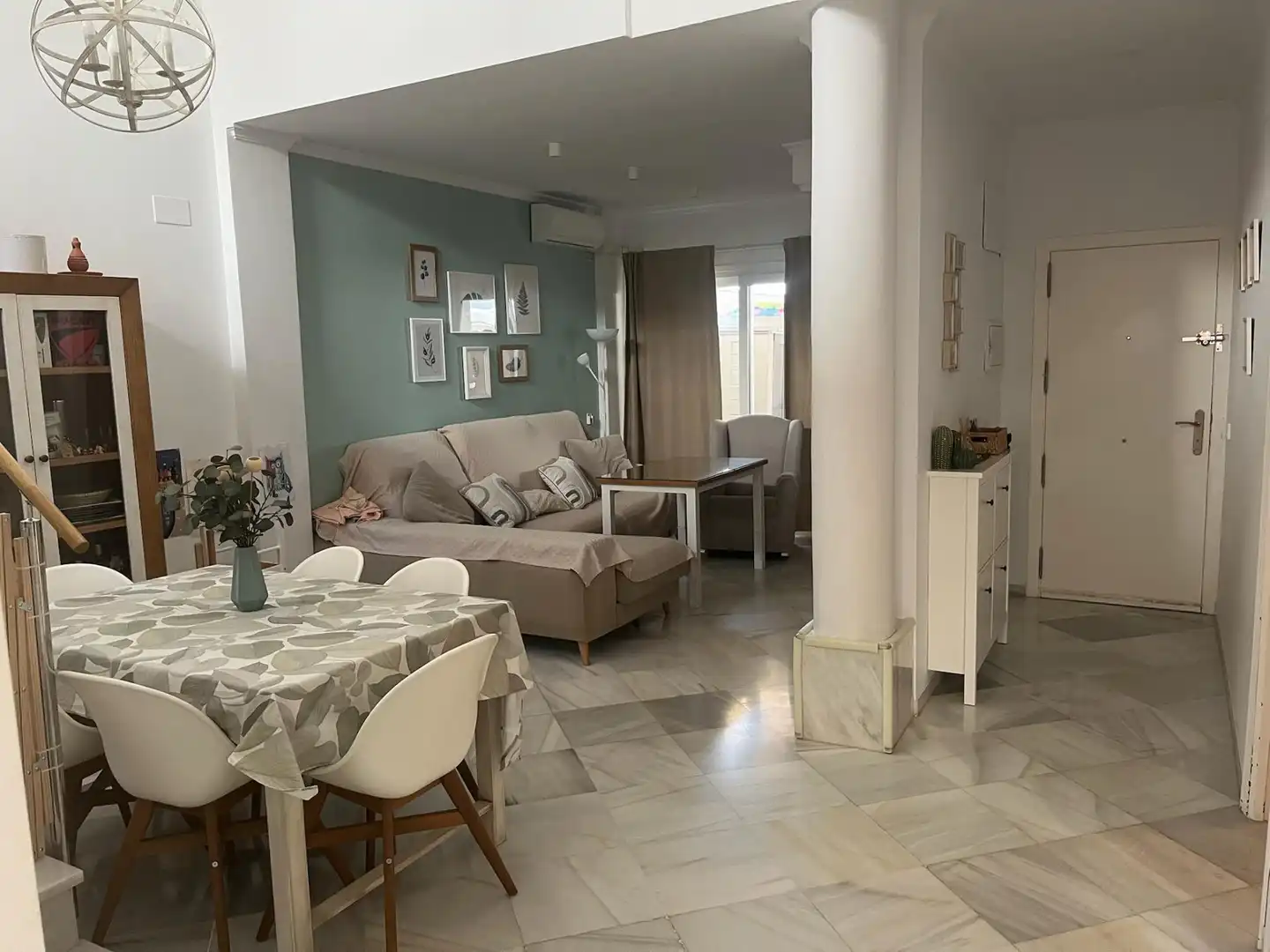Sala d'estar de Casa adosada en venda en Bormujos amb Aire condicionat