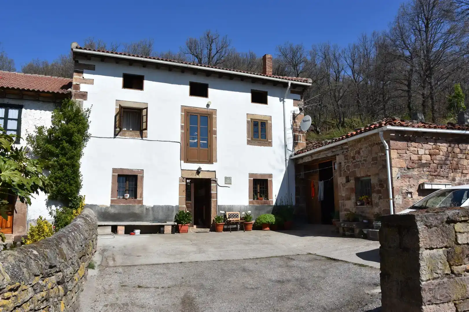 Vista exterior de Finca rústica en venda en Hermandad de Campoo de Suso amb Jardí privat