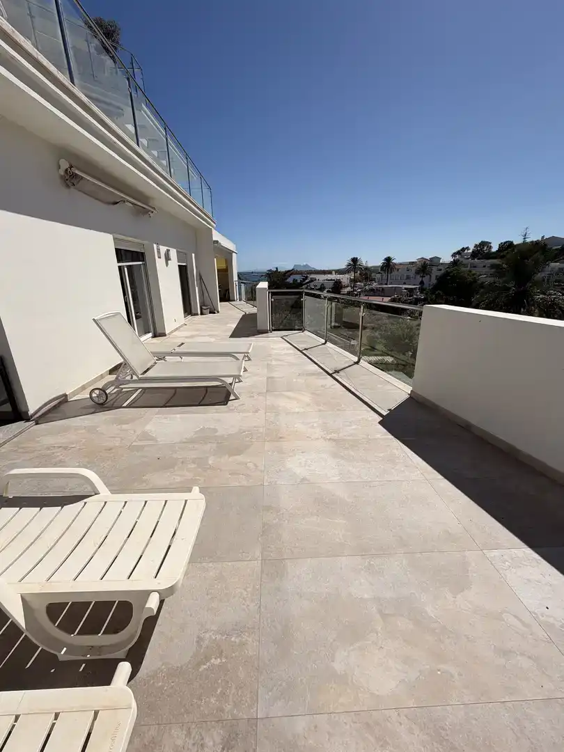 Terrassa de Pis en venda en Sotogrande amb Aire condicionat, Parquet i Piscina