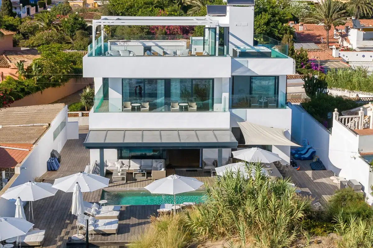 Vista exterior de Casa o xalet en venda en Marbella amb Aire condicionat, Jardí privat i Terrassa