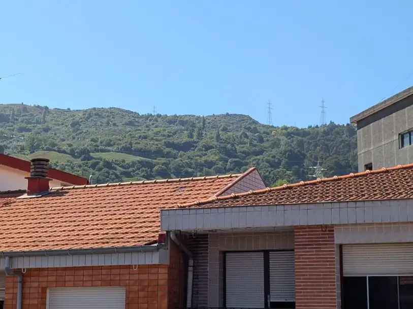 Vista exterior de Pis en venda en Valle de Trápaga-Trapagaran amb Terrassa i Balcó