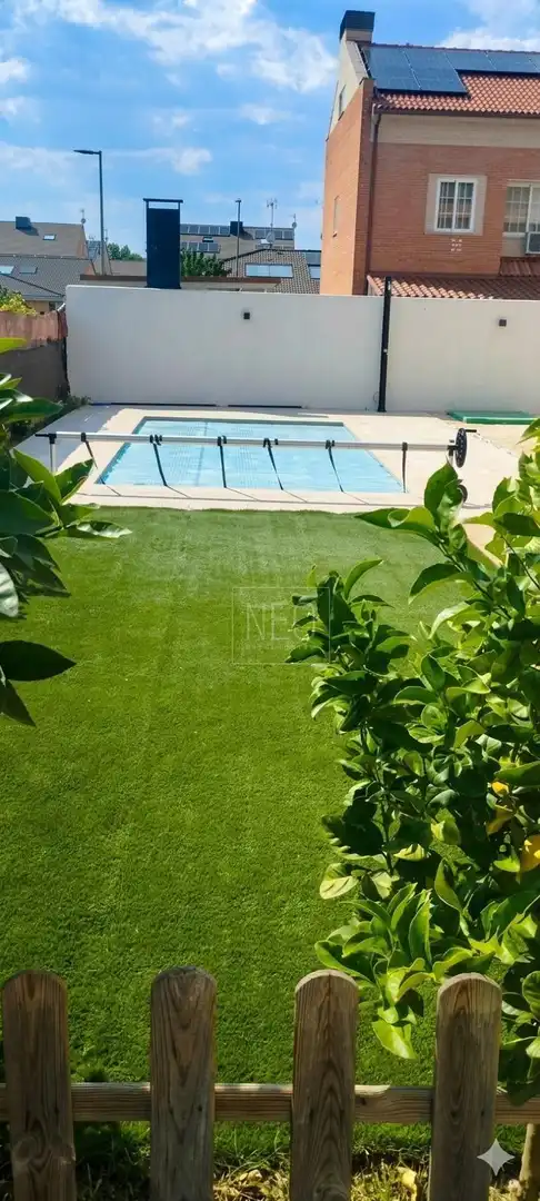 Piscina de Casa adosada en venta en Villalbilla con Aire acondicionado, Calefacción y Jardín privado