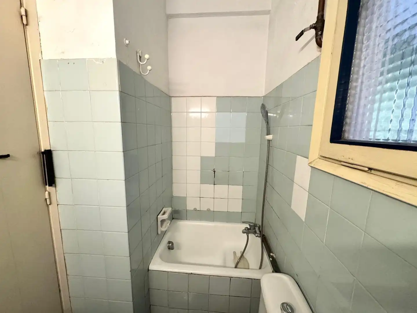 Badezimmer von Wohnung zum Verkauf in Barcelona mit Klimaanlage, Heizung und Balkon