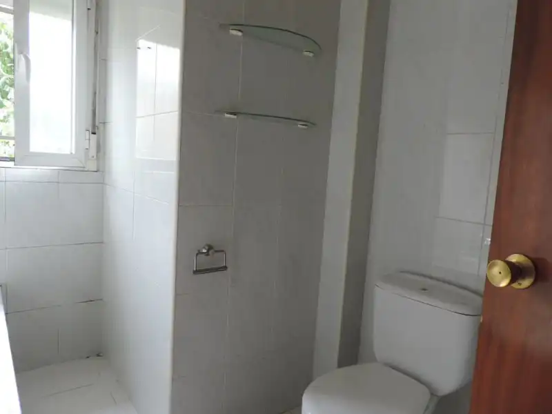 Badezimmer von Einfamilien-Reihenhaus zum Verkauf in Trijueque mit Heizung und Terrasse