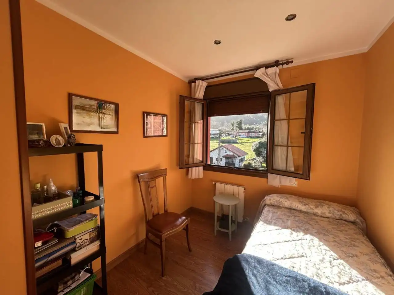 Schlafzimmer von Haus oder Chalet zum Verkauf in Llanes mit Heizung, Privatgarten und Terrasse
