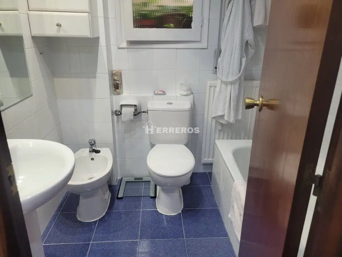 Bany de Apartament en venda en  Logroño amb Calefacció, Parquet i Terrassa
