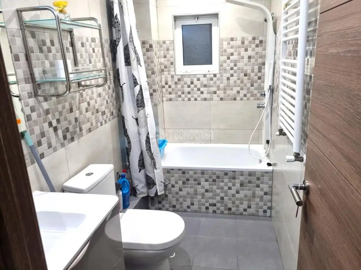 Bathroom of Flat for sale in Parla  with Heating, Terrace and Balcony