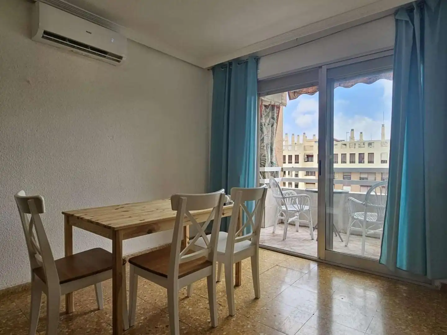 Menjador de Apartament per a compartir en Valencia amb Aire condicionat, Calefacció i Terrassa