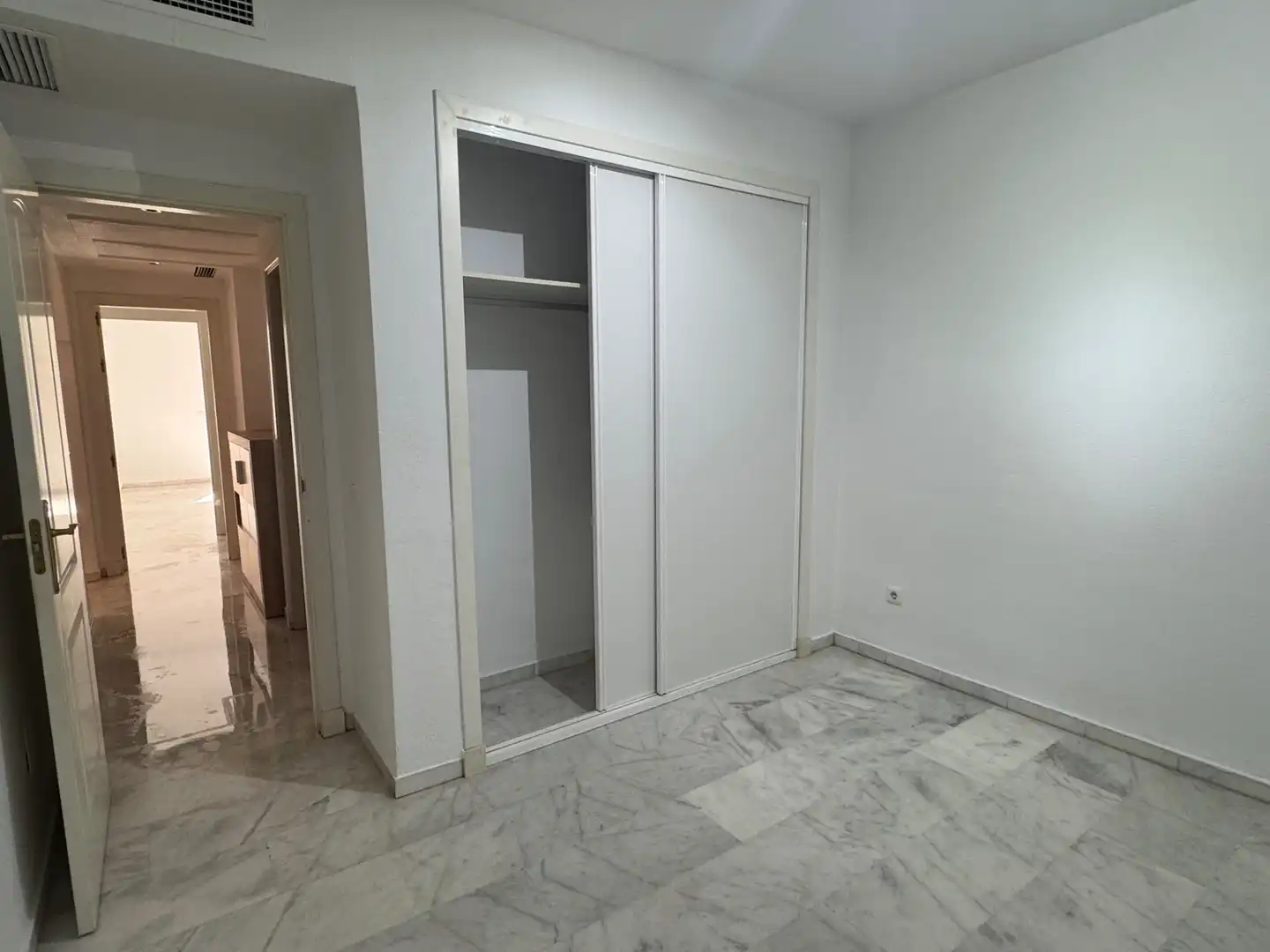 Schlafzimmer von Erdgeschoss zum Verkauf in Marbella mit Klimaanlage, Privatgarten und Abstellraum