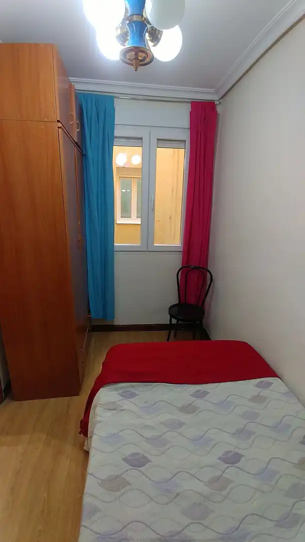 Dormitori de Pis de lloguer en Madrid amb Calefacció i Moblat