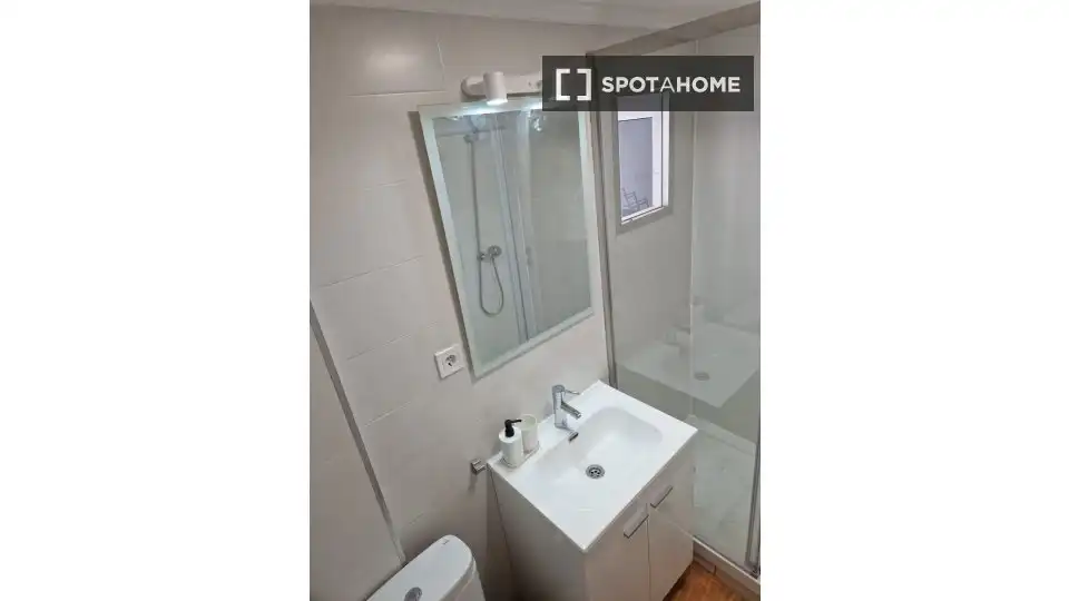 Baño de Piso de alquiler en Valencia con Aire acondicionado, Calefacción y Amueblado