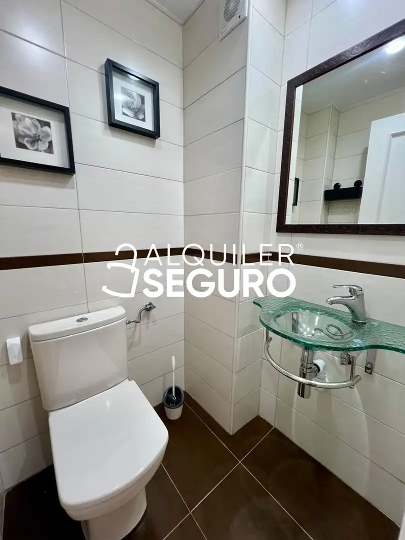 Bathroom of Flat for rent in Madrid  with Air Conditioner and Heating