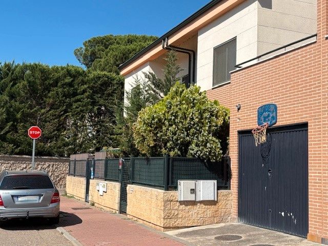 Vista exterior de Casa adosada en venda en Simancas amb Aire condicionat, Calefacció i Jardí privat