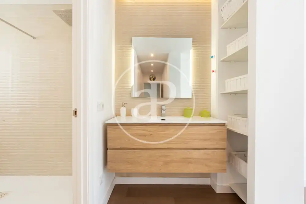 Badezimmer von Wohnung zur Miete in Valencia mit Klimaanlage, Terrasse und Abstellraum
