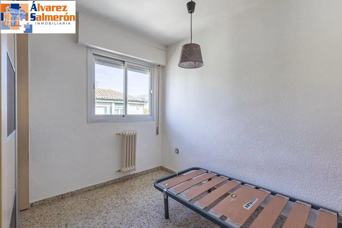 Bedroom of Flat for sale in Granada  with Air Conditioner, Heating and Terrace