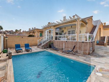 Chalet con piscina en venta en Orihuela Costa