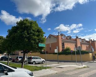 Vista exterior de Casa adosada en venda en Parla
