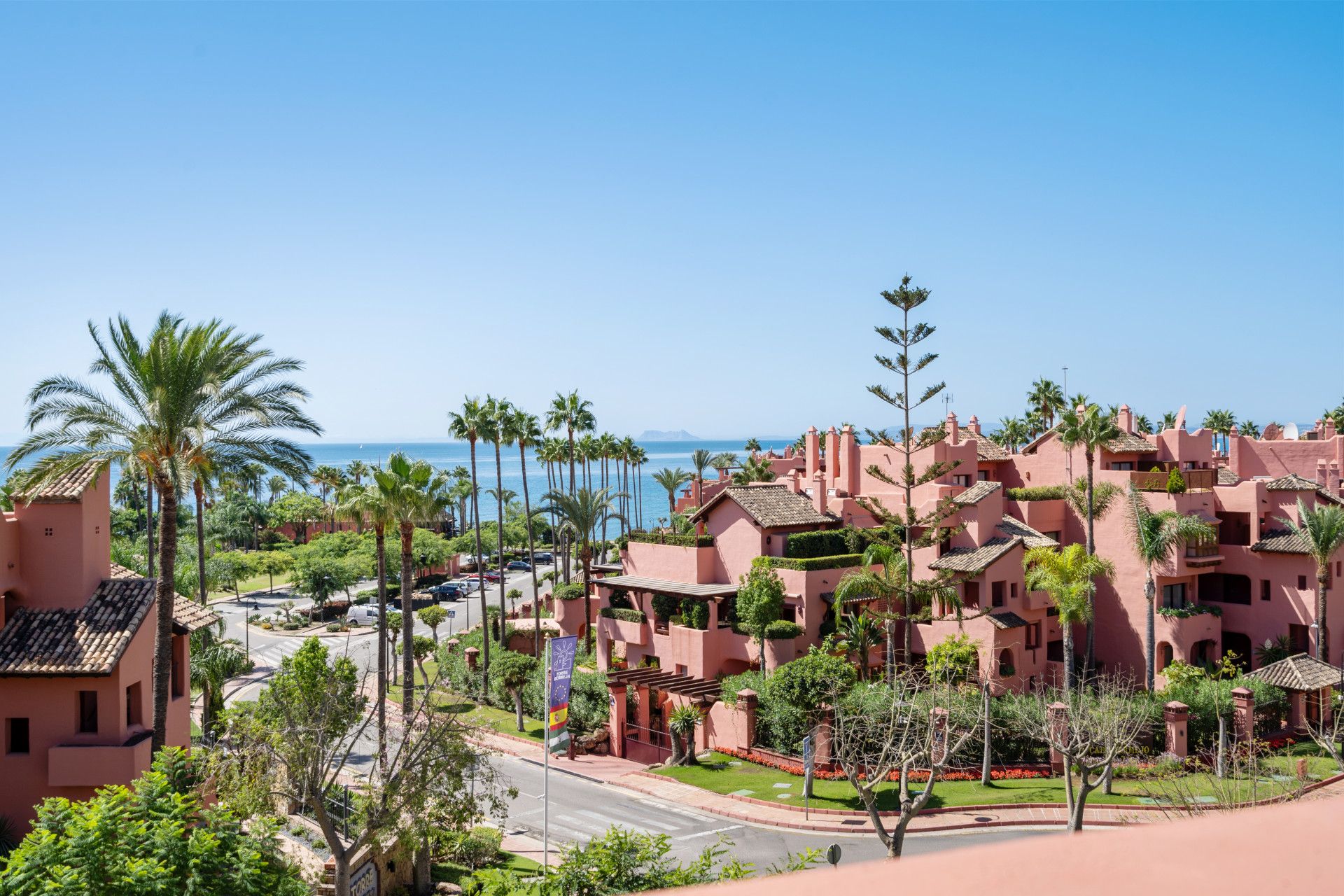 Vista exterior de Apartament en venda en Estepona amb Aire condicionat, Terrassa i Piscina