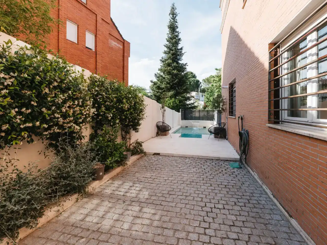 Vista exterior de Casa o chalet en venta en  Madrid Capital con Aire acondicionado y Piscina