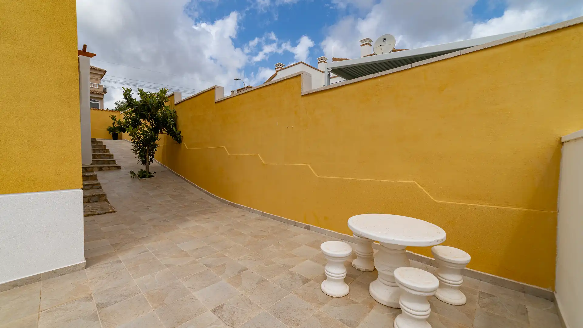 Terrassa de Casa o xalet en venda en San Miguel de Salinas amb Aire condicionat, Jardí privat i Terrassa