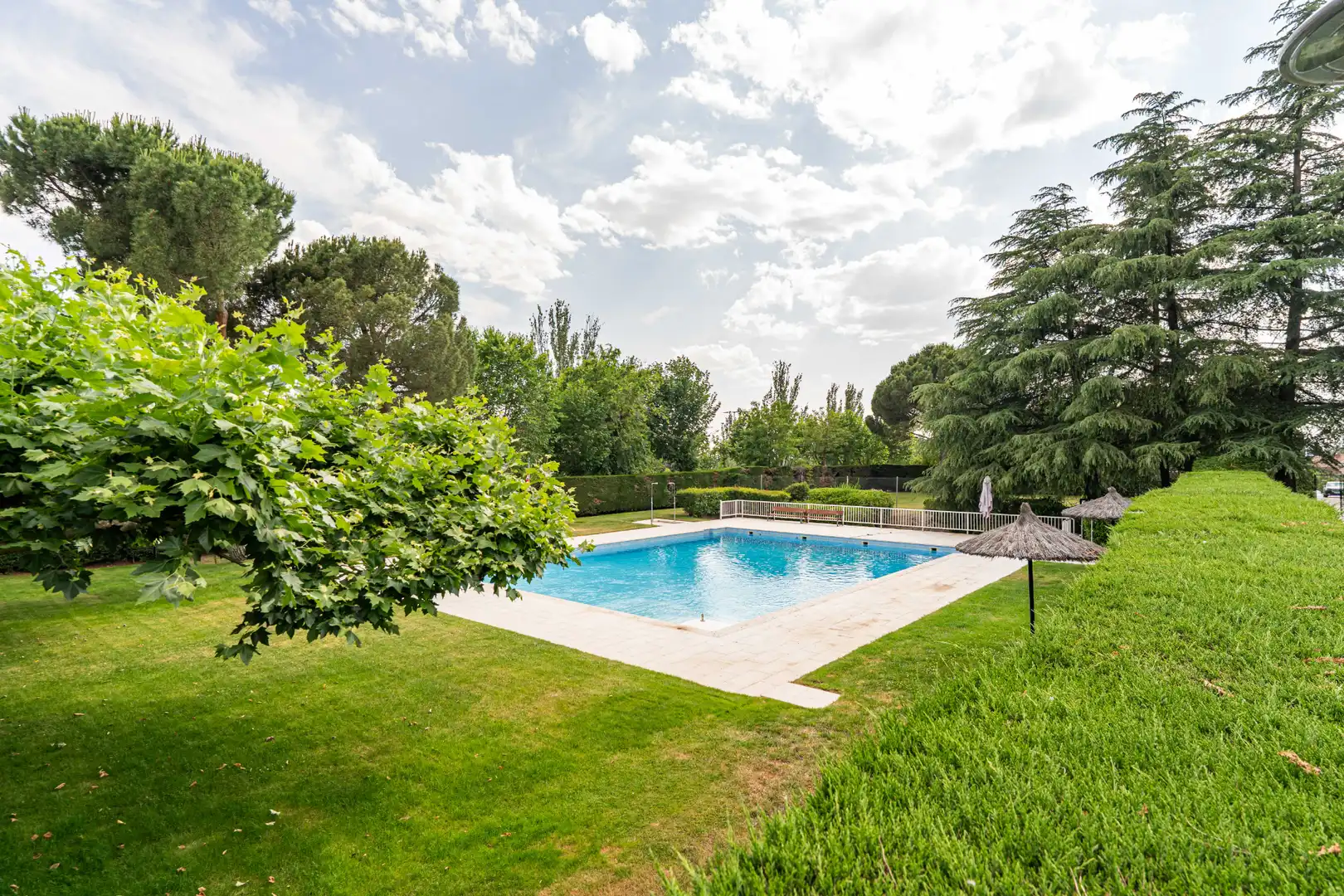 Piscina de Casa adosada en venta en Las Rozas de Madrid con Aire acondicionado, Calefacción y Jardín privado