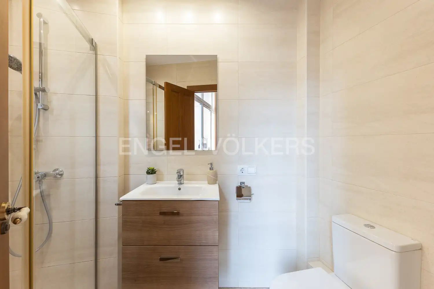 Bathroom of Flat for rent in Valencia  with Air Conditioner, Heating and Furnished