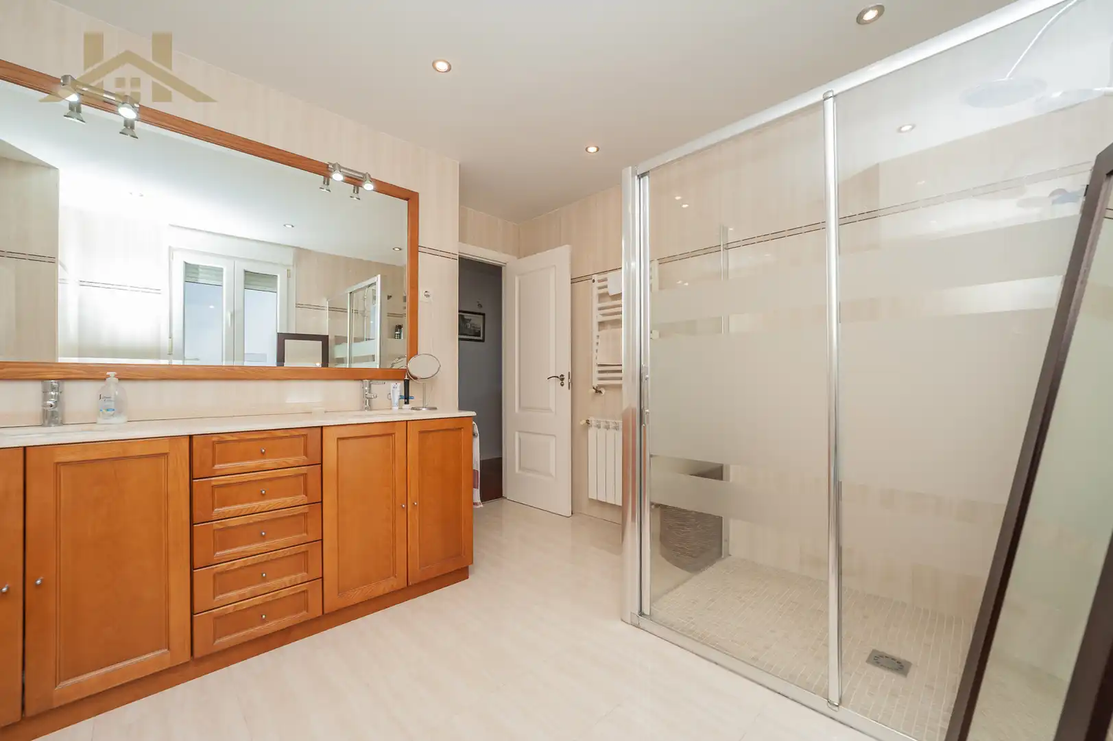 Bany de Casa o xalet en venda en Arroyomolinos (Madrid) amb Aire condicionat, Calefacció i Jardí privat