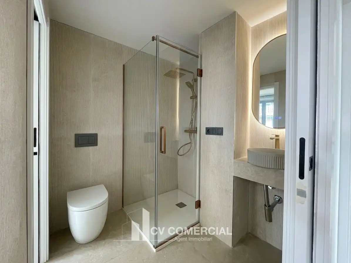 Bathroom of Flat for sale in Pallejà  with Air Conditioner, Heating and Parquet flooring