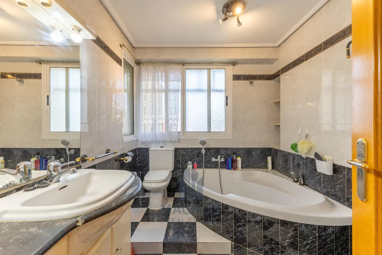 Badezimmer von Wohnung zum Verkauf in Valencia mit Klimaanlage und Balkon