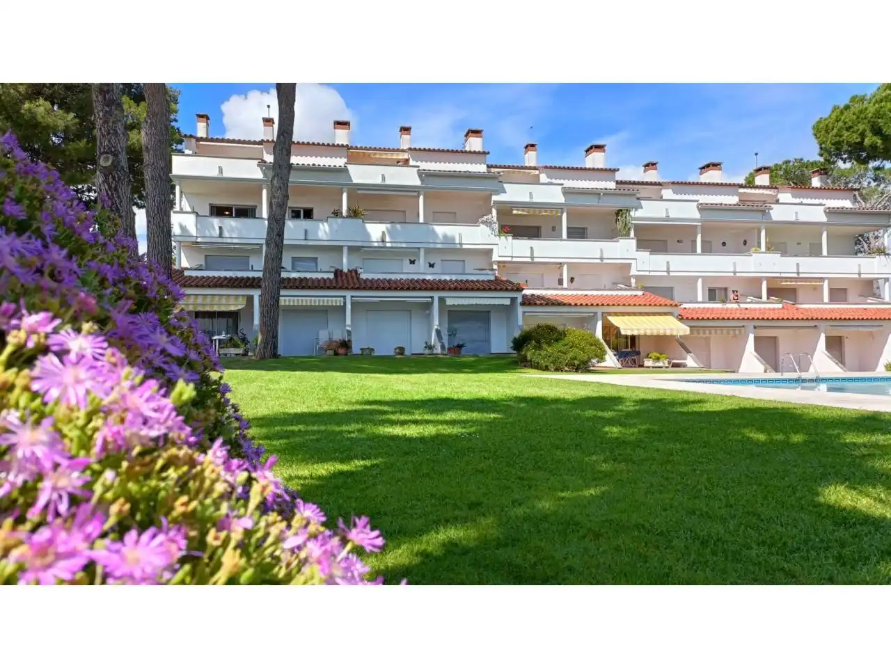 Jardín de Piso en venta en L'Escala con Terraza, Amueblado y Piscina comunitaria