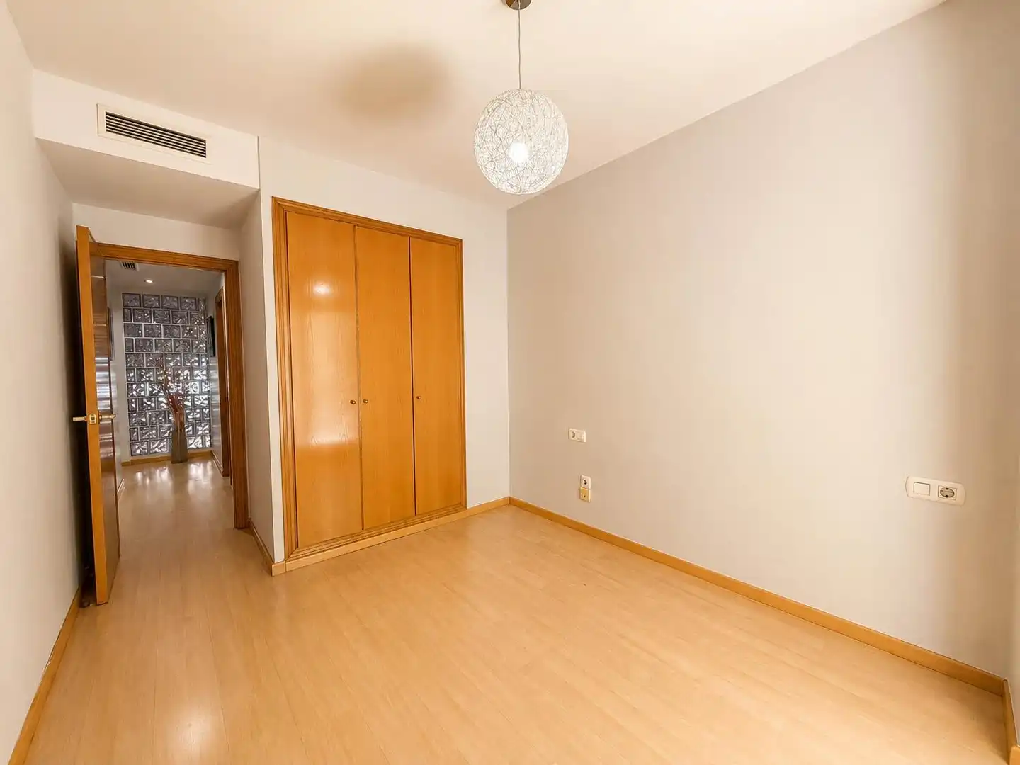 Schlafzimmer von Wohnung zur Miete in Paterna mit Klimaanlage, Heizung und Parkett