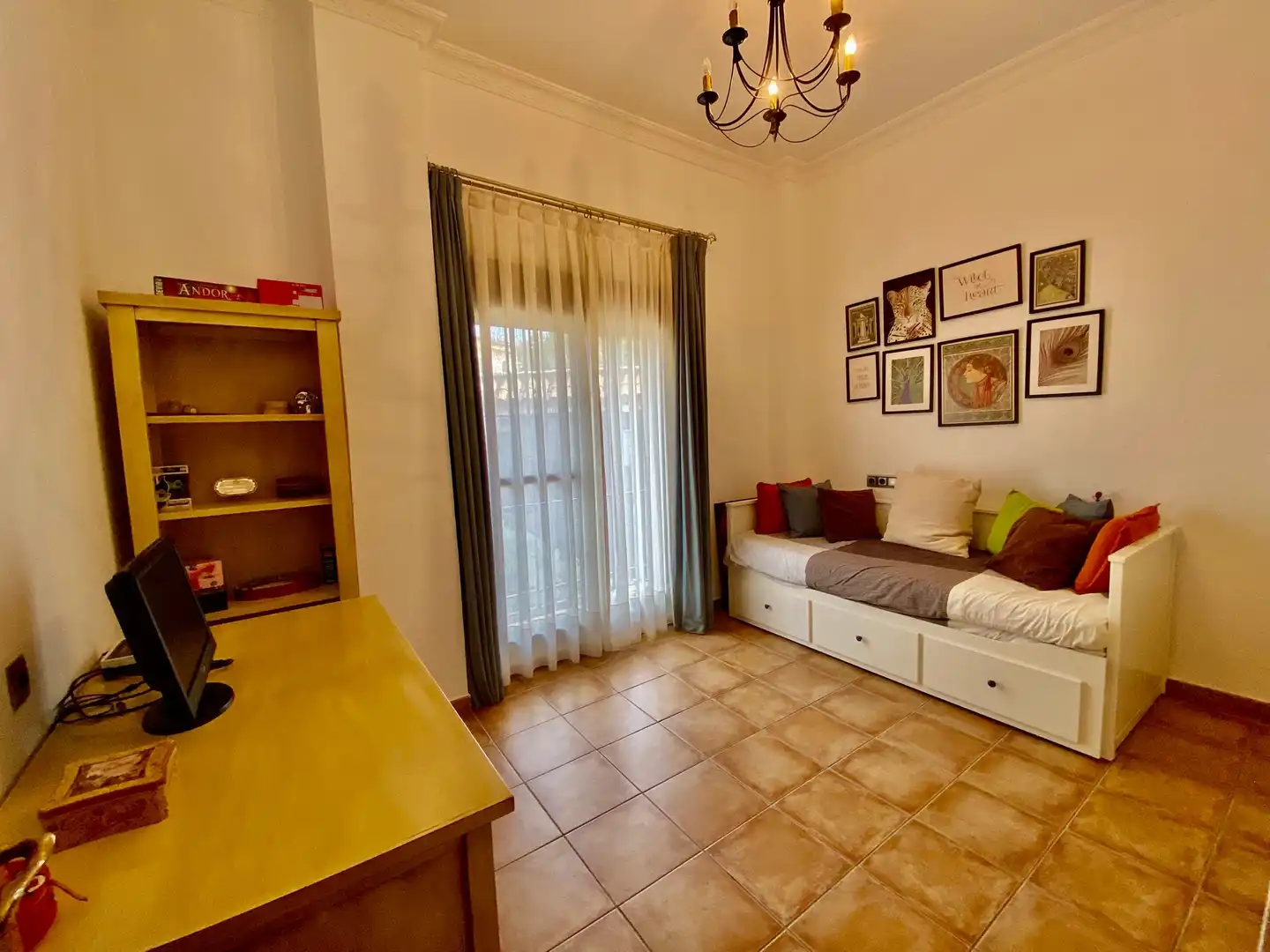 Sala d'estar de Casa o xalet en venda en Alcalá de Guadaira amb Calefacció, Jardí privat i Terrassa