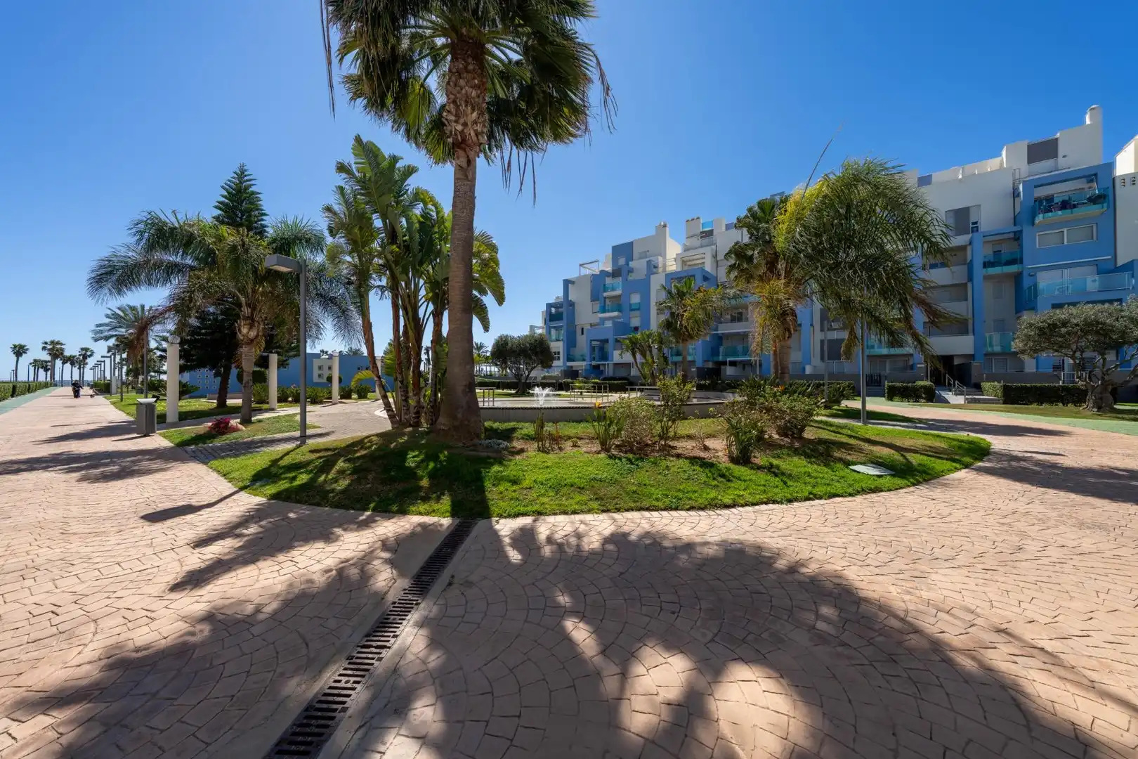Vista exterior de Apartament en venda en Roquetas de Mar amb Aire condicionat, Calefacció i Jardí privat