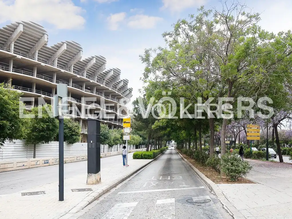 Exterior view of Apartments for sale in Valencia  with Air Conditioner, Heating and Furnished