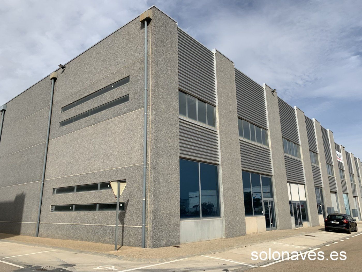 Vista exterior de Nau industrial en venda en  Zaragoza Capital
