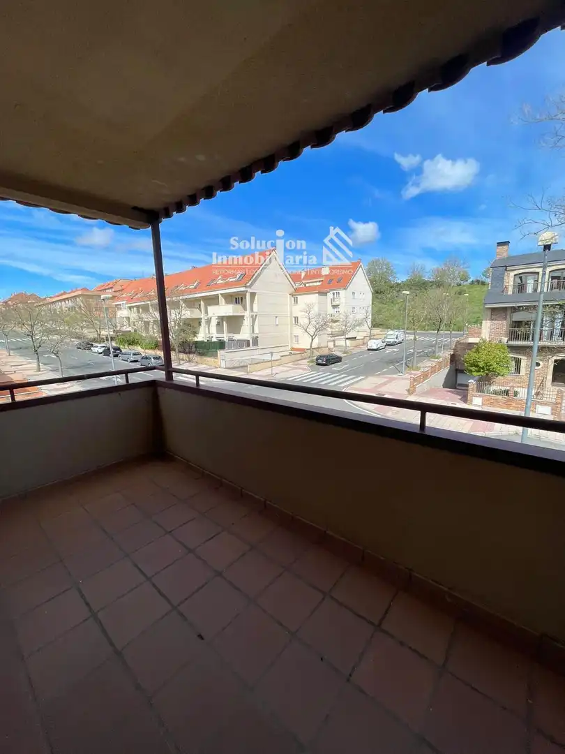Vista exterior de Dúplex de alquiler en Salamanca con Calefacción, Terraza y Piscina