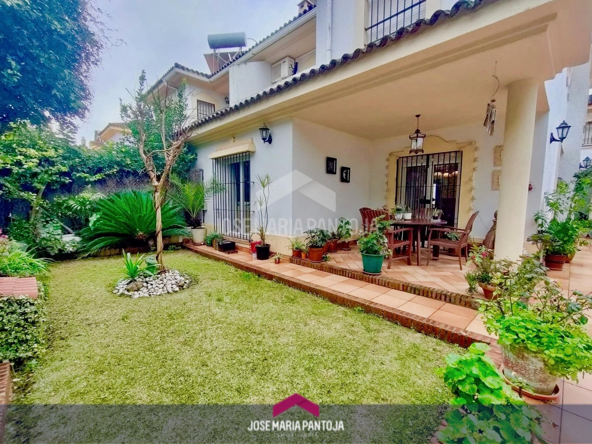 Jardí de Casa adosada en venda en Jerez de la Frontera amb Aire condicionat, Jardí privat i Terrassa
